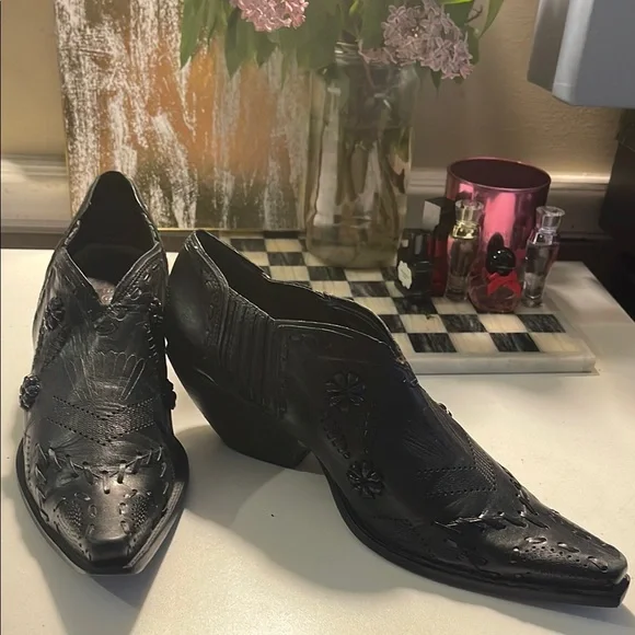 Black Leather Cowboy Boots with Pointed Toe and Decorative Stitching - Picture 14 of 16